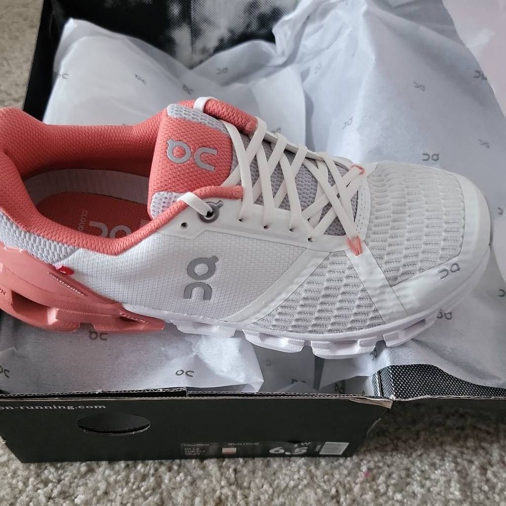 On runninb Cloudflyer Women - white/coral
Size 7.5
New. Box as is - Picture 4 of 8